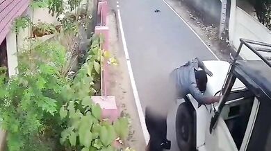 Motorkář po nárazu do auta udělal ve vzduchu salto a přišel o oblečení