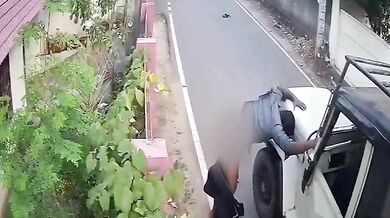 Motorkář po nárazu do auta udělal ve vzduchu salto a přišel o oblečení