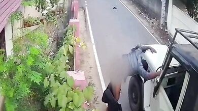 Motorkář po nárazu do auta udělal ve vzduchu salto a přišel o oblečení