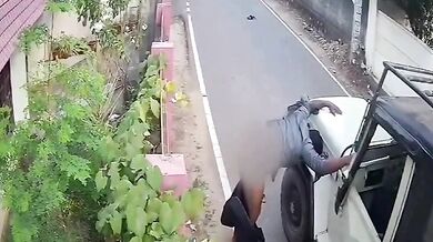 Motorkář po nárazu do auta udělal ve vzduchu salto a přišel o oblečení