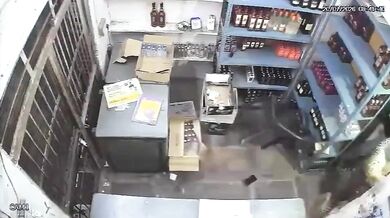 Divoce žijící levhart vtrhl do obchodu s alkoholem a napadl prodavače