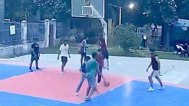 Na mladíka při hře spadl zrezivělý basketbalový koš a zlomil mu páteř na třech místech