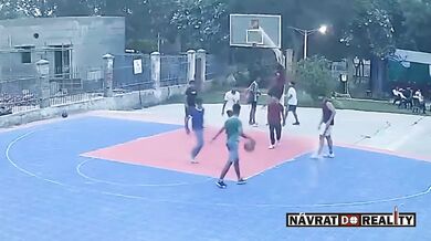 Na mladíka při hře spadl zrezivělý basketbalový koš a zlomil mu páteř na třech místech