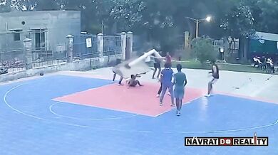 Na mladíka při hře spadl zrezivělý basketbalový koš a zlomil mu páteř na třech místech