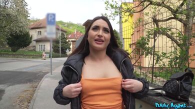 Malá a sladká Italka se sexy zadkem
