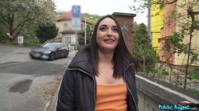 Malá a sladká Italka se sexy zadkem