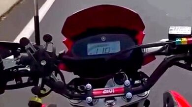 Mladý motorkář dostal smyk na oleji, narazil do náklaďáku a přežil