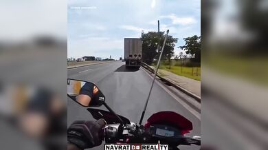 Mladý motorkář dostal smyk na oleji, narazil do náklaďáku a přežil