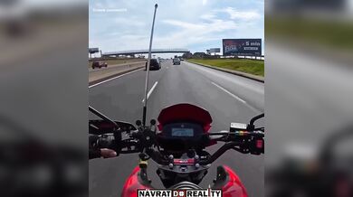 Mladý motorkář dostal smyk na oleji, narazil do náklaďáku a přežil