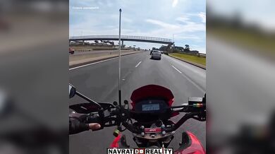 Mladý motorkář dostal smyk na oleji, narazil do náklaďáku a přežil