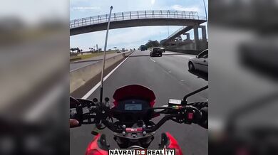Mladý motorkář dostal smyk na oleji, narazil do náklaďáku a přežil