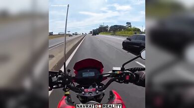 Mladý motorkář dostal smyk na oleji, narazil do náklaďáku a přežil