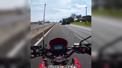 Mladý motorkář dostal smyk na oleji, narazil do náklaďáku a přežil