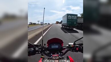 Mladý motorkář dostal smyk na oleji, narazil do náklaďáku a přežil