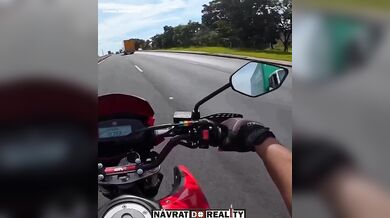 Mladý motorkář dostal smyk na oleji, narazil do náklaďáku a přežil