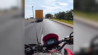Mladý motorkář dostal smyk na oleji, narazil do náklaďáku a přežil