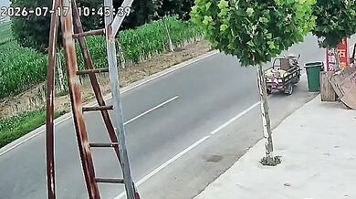 Šťastná náhoda v Číně: Seniorovi odfoukl vítr klobouk a zachránil mu život před nárazem auta
