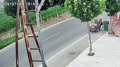 Šťastná náhoda v Číně: Seniorovi odfoukl vítr klobouk a zachránil mu život před nárazem auta
