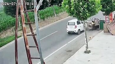 Šťastná náhoda v Číně: Seniorovi odfoukl vítr klobouk a zachránil mu život před nárazem auta