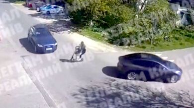 Auto srazilo dva teenagery na jedné elektrokoloběžce