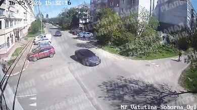 Auto srazilo dva teenagery na jedné elektrokoloběžce