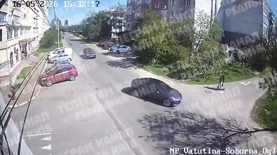 Auto srazilo dva teenagery na jedné elektrokoloběžce