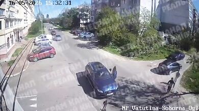 Auto srazilo dva teenagery na jedné elektrokoloběžce