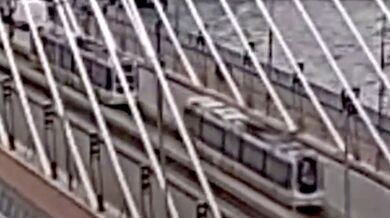 Srážka dvou tramvají na známém mostě v Rotterdamu zranila patnáct lidí