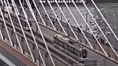 Srážka dvou tramvají na známém mostě v Rotterdamu zranila patnáct lidí