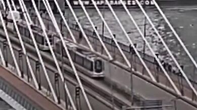 Srážka dvou tramvají na známém mostě v Rotterdamu zranila patnáct lidí