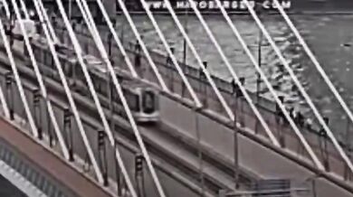 Srážka dvou tramvají na známém mostě v Rotterdamu zranila patnáct lidí