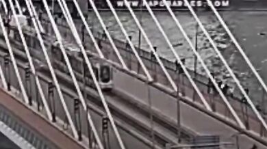 Srážka dvou tramvají na známém mostě v Rotterdamu zranila patnáct lidí
