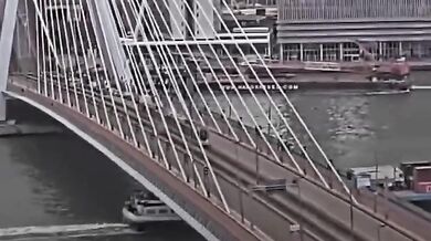 Srážka dvou tramvají na známém mostě v Rotterdamu zranila patnáct lidí