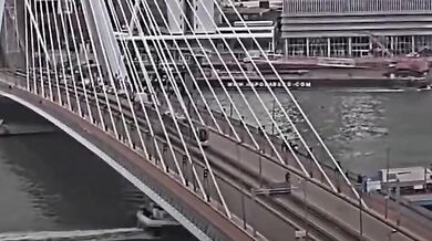 Srážka dvou tramvají na známém mostě v Rotterdamu zranila patnáct lidí