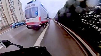 Střet motorkáře se sanitkou