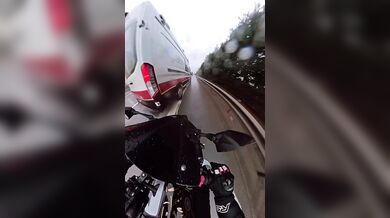 Střet motorkáře se sanitkou