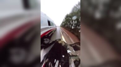 Střet motorkáře se sanitkou