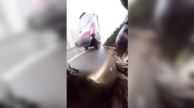 Střet motorkáře se sanitkou