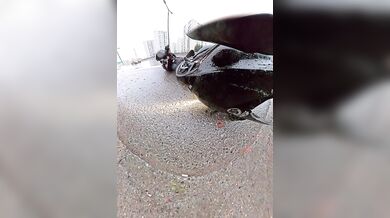 Střet motorkáře se sanitkou