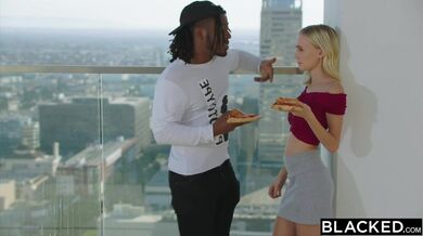 Blondýnka Alicia Williams hladová po BBC vypátrala celebritu, do které je tajně zamilovaná
