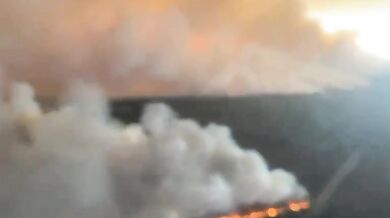 Člen posádky natočil obří požáry, které ničí lesy na jihozápadě Francie