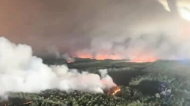 Člen posádky natočil obří požáry, které ničí lesy na jihozápadě Francie