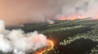 Člen posádky natočil obří požáry, které ničí lesy na jihozápadě Francie