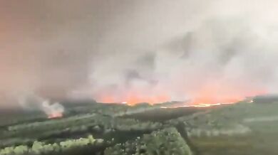 Člen posádky natočil obří požáry, které ničí lesy na jihozápadě Francie