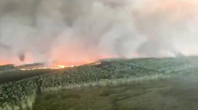 Člen posádky natočil obří požáry, které ničí lesy na jihozápadě Francie