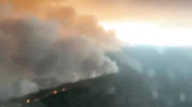 Člen posádky natočil obří požáry, které ničí lesy na jihozápadě Francie