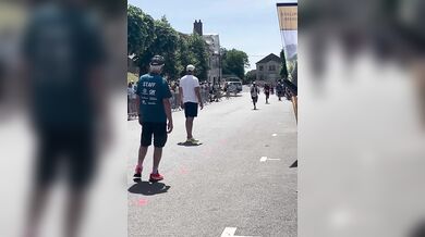 Smůla na běžeckém závodě: Běžec slavil dokončení náročné trasy a těsně za cílem si vyvrtnul kotník