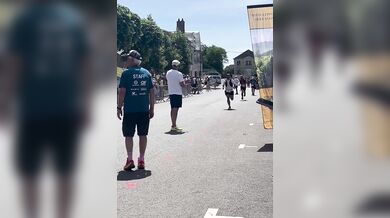 Smůla na běžeckém závodě: Běžec slavil dokončení náročné trasy a těsně za cílem si vyvrtnul kotník