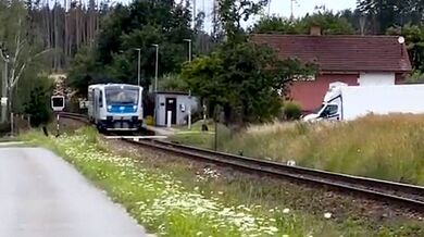 Řidič dodávky vjel na přejezd přímo před vlak