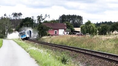Řidič dodávky vjel na přejezd přímo před vlak